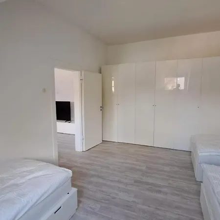 80qm 2,5 In Uninaehe Hauptbahnhofnaehe 4 Einzelbetten 2 Duschen Wohnkueche Neu アパート