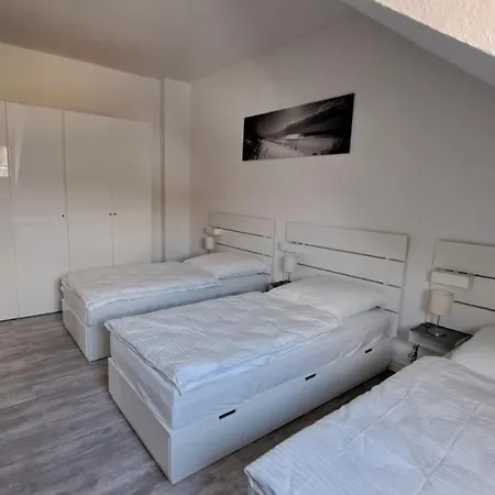 80qm 2,5 In Uninaehe Hauptbahnhofnaehe 4 Einzelbetten 2 Duschen Wohnkueche Neu * Duisburg